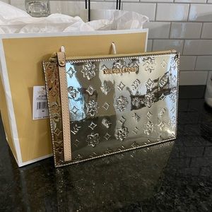 Michael Kors Jet Set Wristlet! NWT & BAG! ✨